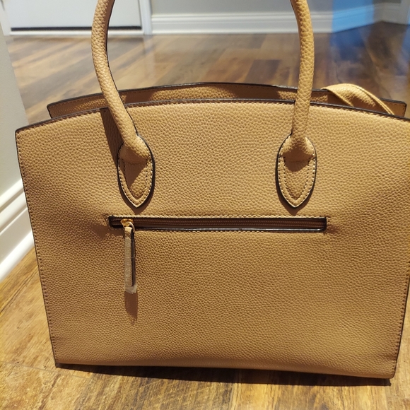Designer inspired tan and gold buckle handbag - Picture 3 of 12